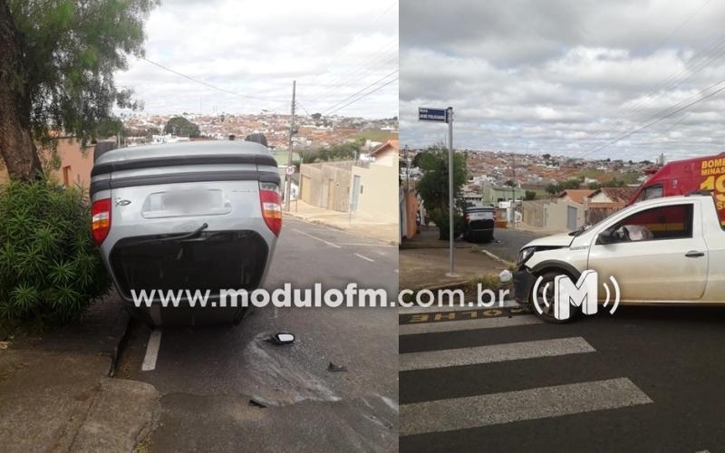 Veículo capota após colisão com outro carro, e uma pessoa fica ferida