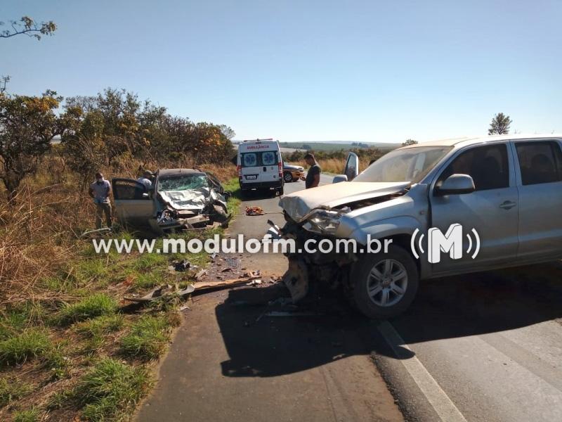 Acidente entre dois veículos na MG-187 deixa motorista preso às ferragens