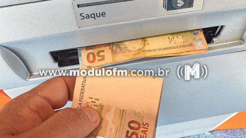Banco é multado pelo PROCON após demorar mais de...