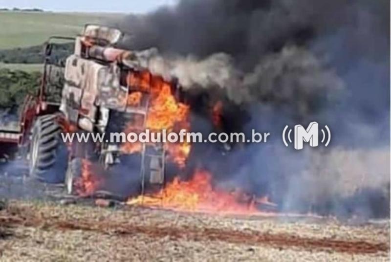 Colheitadeira pega fogo e fica destruída