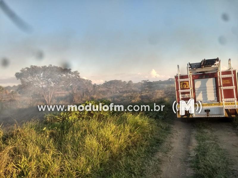 Incêndio às margens da BR-365 prejudica visibilidade de motoristas