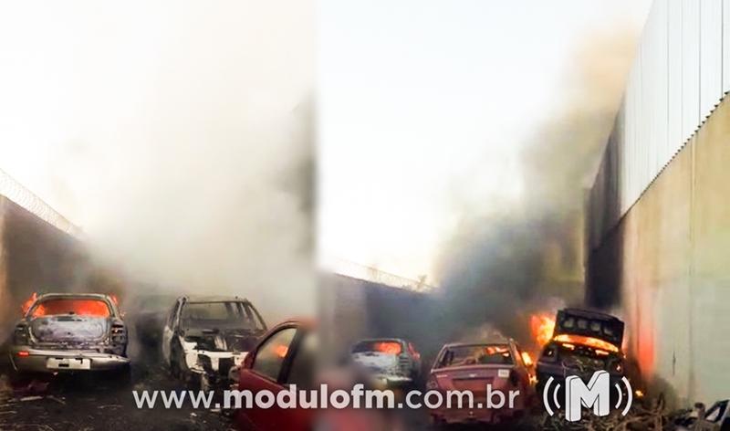 Incêndio destrói veículos em ferro velho