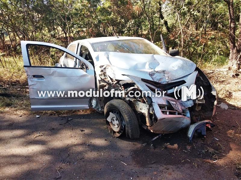 Veículo bate em árvore após motorista dormir ao volante