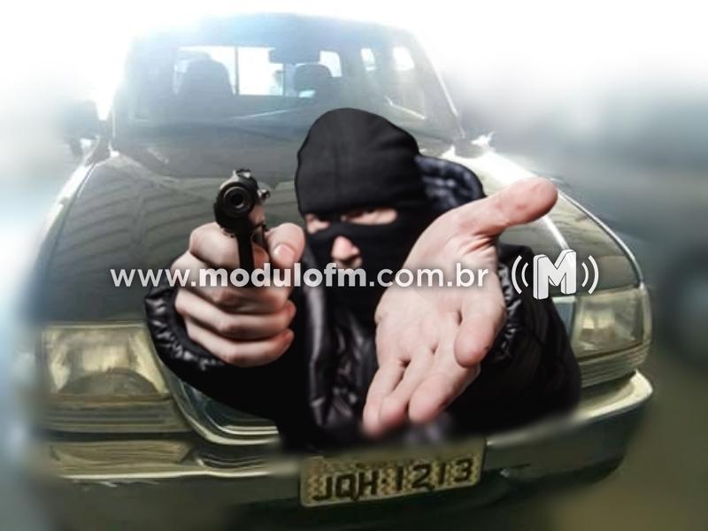 Bandidos armados invadem fazenda e levam caminhonete e pertences