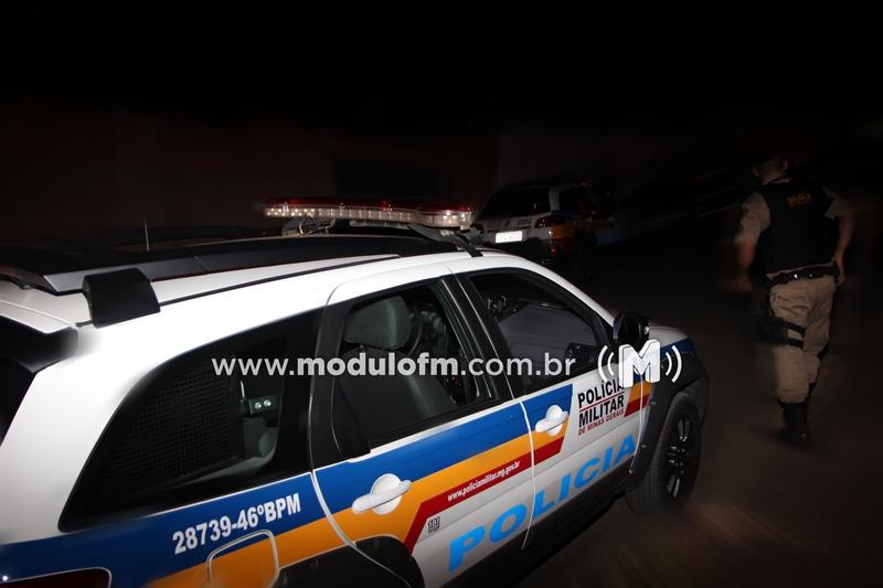 Homem arranca portão de motel e foge após desentendimento com companheira