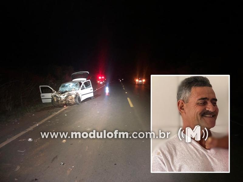 Homem morre e dois ficam feridos após colisão entre trator que puxava carreta e um veículo na MG-230