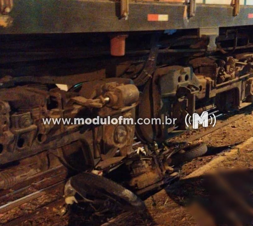 Motociclista inabilitada escapa ilesa após colisão com trem