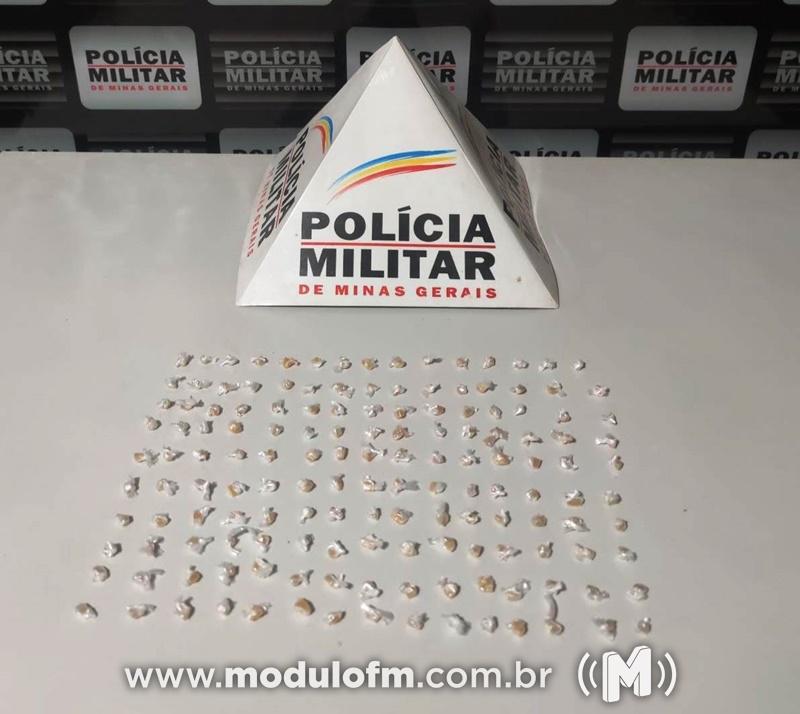 PM prende homem por tráfico de drogas após abordagem...