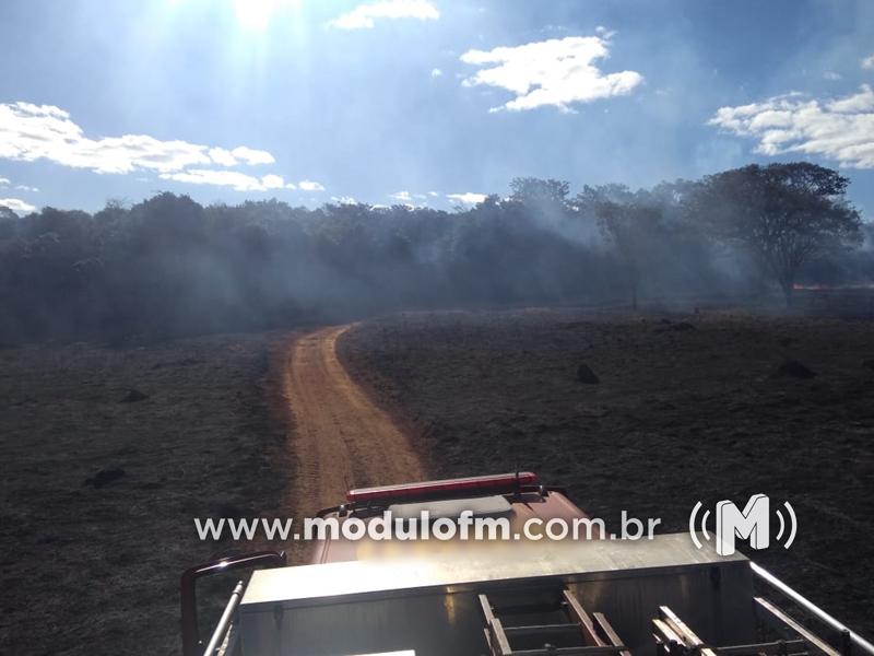 Veja o vídeo: Corpo de Bombeiros debela 2 incêndios...