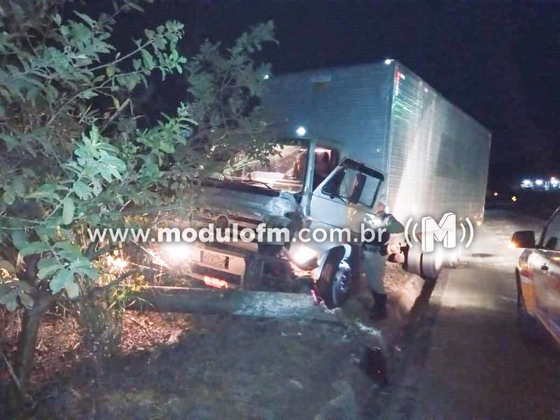 Volante de caminhão trava e motorista derruba poste de...