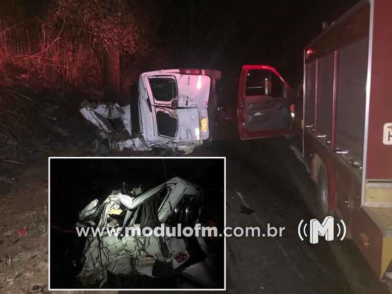 Acidente entre caminhão e van com placas de Patrocínio mata 12 pessoas na BR-365