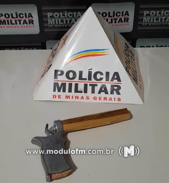 Homem com mandado de prisão em aberto é preso por ameaçar populares com réplica de arma de fogo