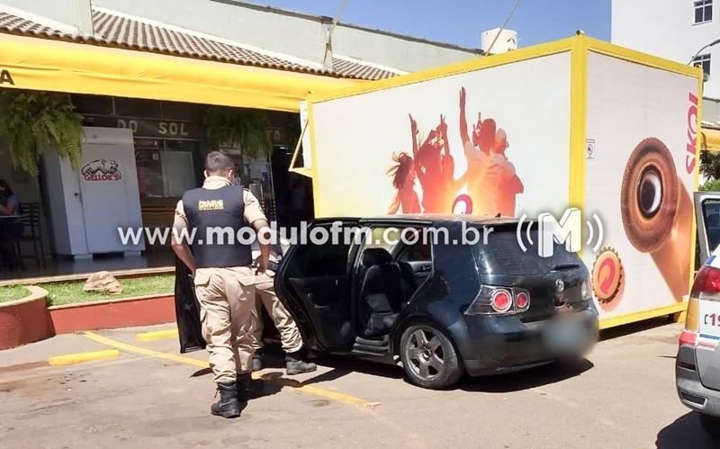 Homem é preso após ser flagrado com carro roubado em posto de Combustível