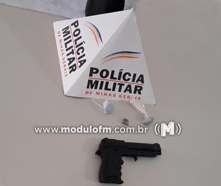 Homem é preso com drogas e réplica de arma