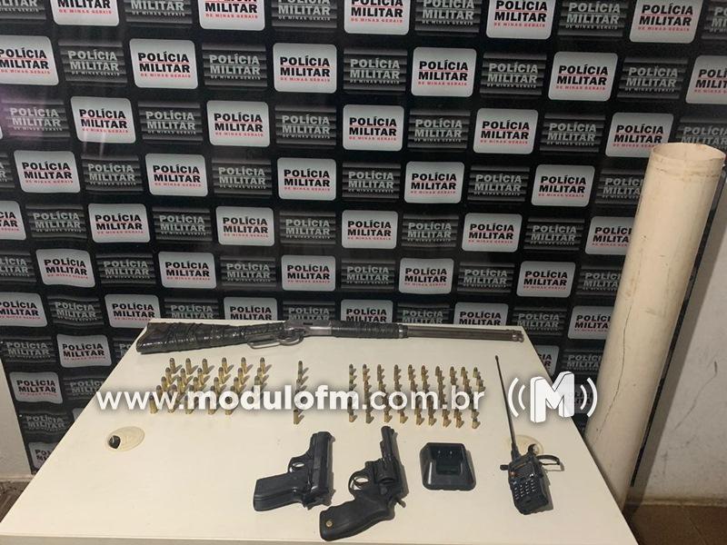 Suspeito de cometer homicídios é preso por posse de armas