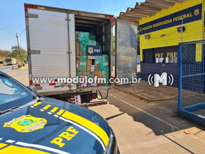 Veja o vídeo: Motorista abandona caminhão carregado com 323 mil maços de cigarro contrabandeado na BR-365