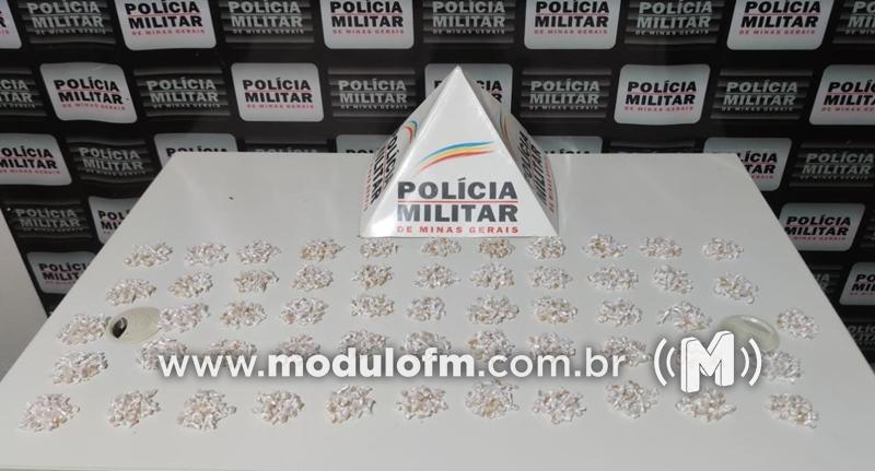 Adolescente é apreendido com drogas enterradas em lote