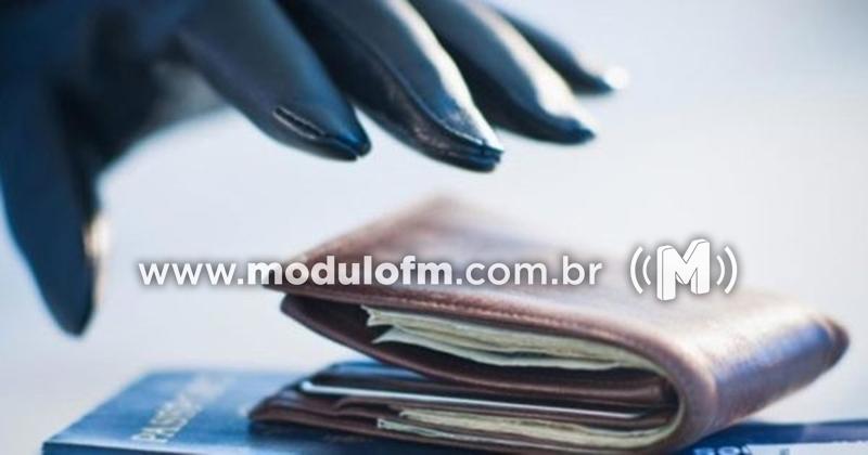 Homem tem carteira furtada dentro de agência bancária