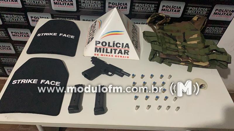 Jovem é flagrado com arma, munições e colete balístico...