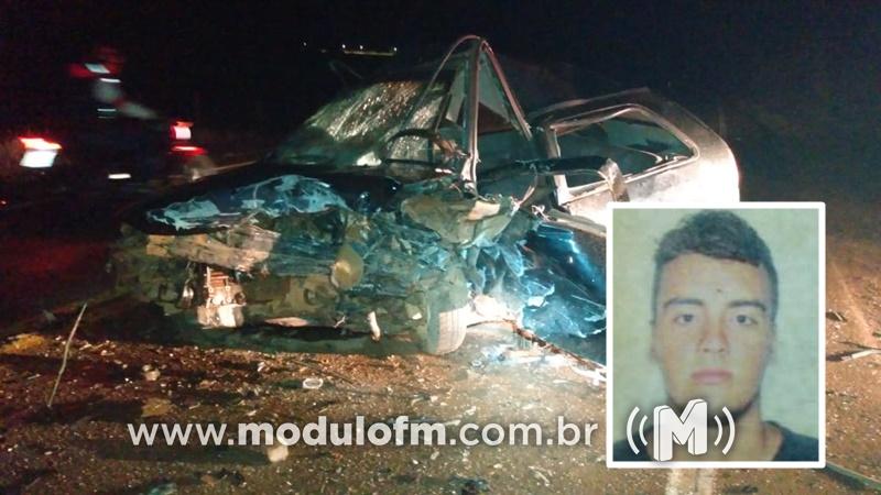 Motorista morre preso às ferragens após bater de frente com veículo