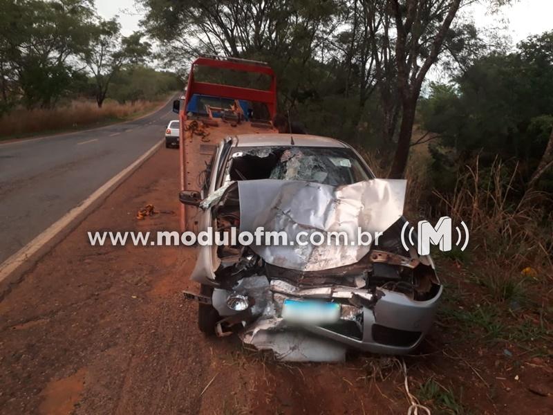 Motorista perde o controle da direção e bate carro em árvore na MG-190