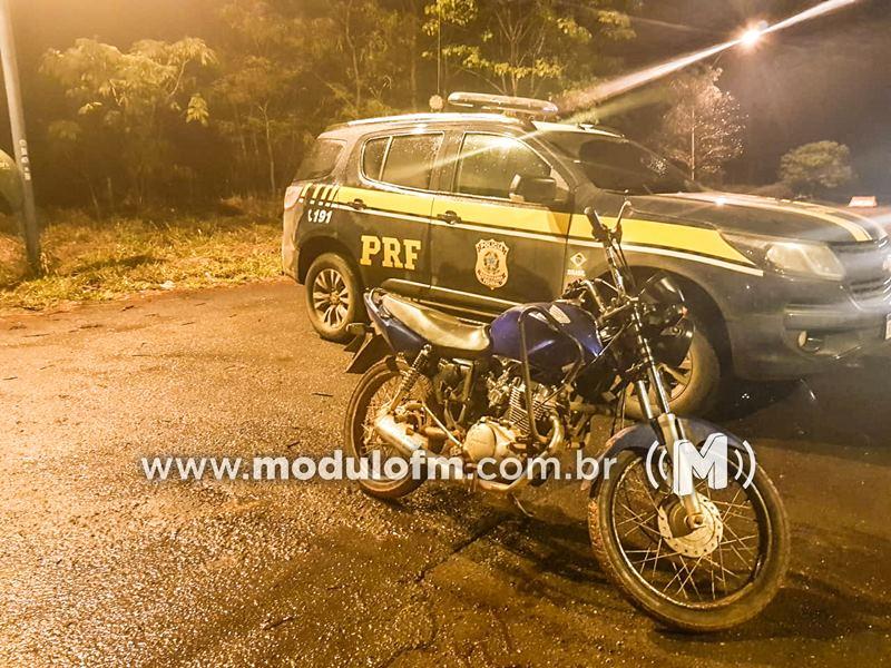 PRF prende jovem com motocicleta utilizando placa adulterada