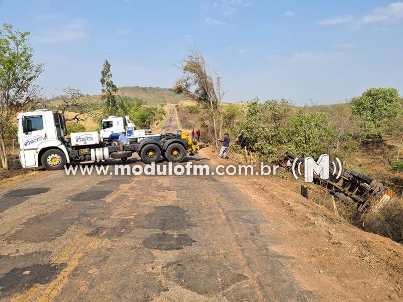 Rodovia MG-188 é interditada após carreta tombar