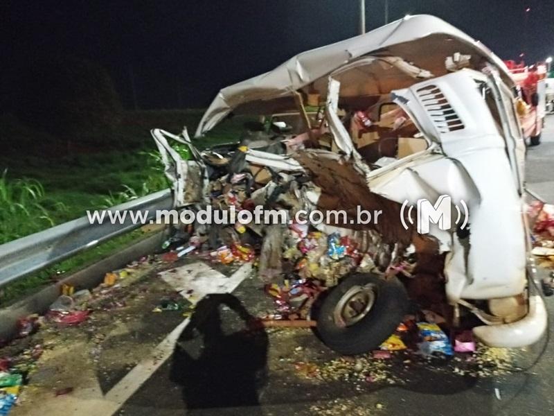 Caminhonete carregada com droga bate de frente com Kombi...