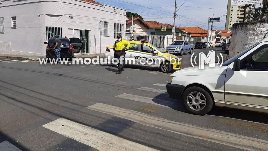 Carro invade estabelecimento comercial após colisão com outro veículo
