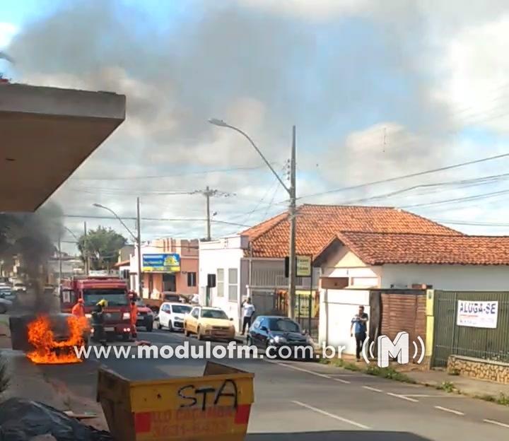 Carro pega fogo em via pública e assusta pedestres