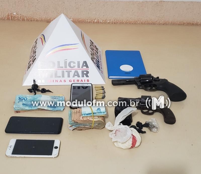 Dois homens são presos com drogas, armas, munições e quase R$ 10 mil durante abordagem policial
