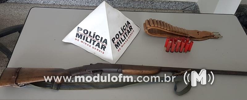 Homem aponta arma para policiais e foge deixando arma para trás