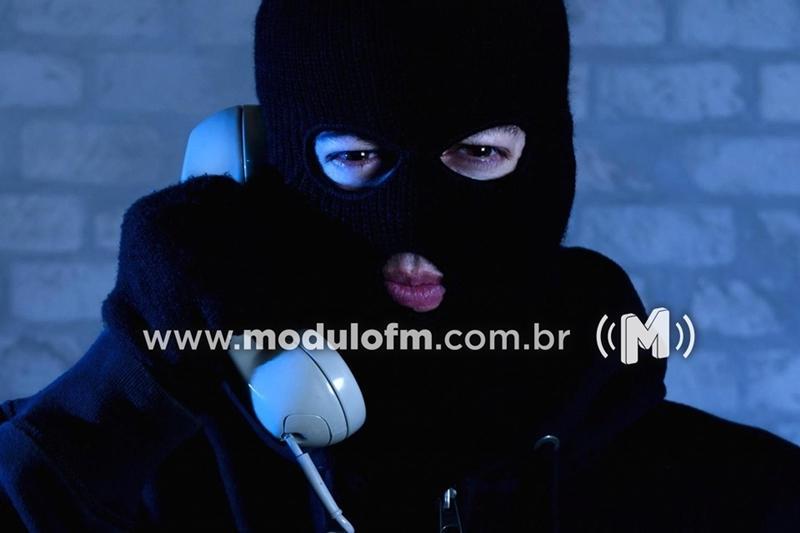 Idoso tem prejuízo de R$ 6 mil após golpista avisar que cartão de crédito foi clonado e se oferecer para buscá-lo