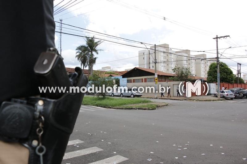 Mulher chora ao ver polícia e é presa por suspeita de tráfico de drogas