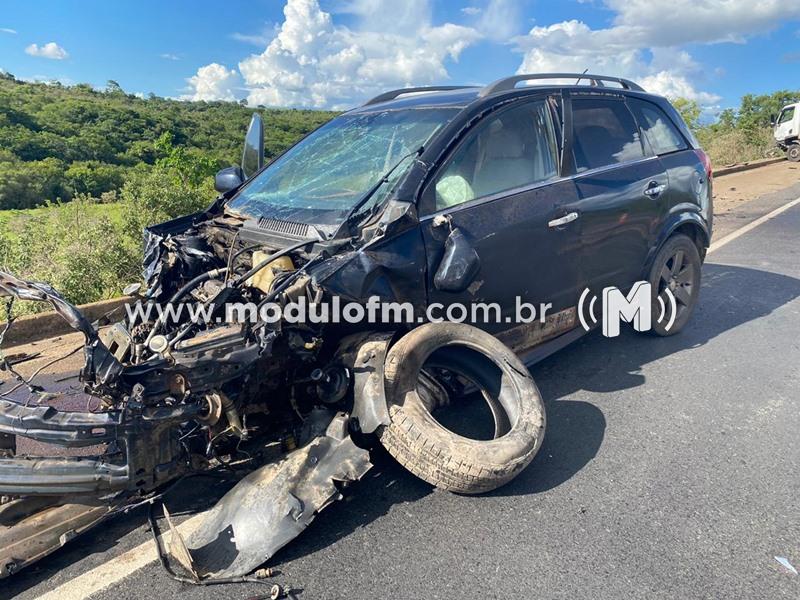 Mulher fica ferida em acidente entre veiculo de passeio e três veículos de carga na BR-262 em Ibiá