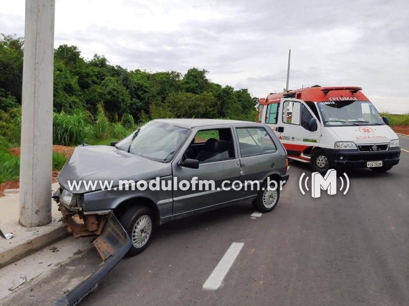 Condutora sem habilitação sofre mal súbito e bate carro em poste
