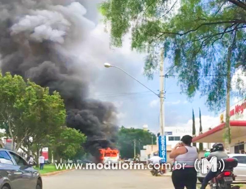 Ônibus pega fogo após pane elétrica