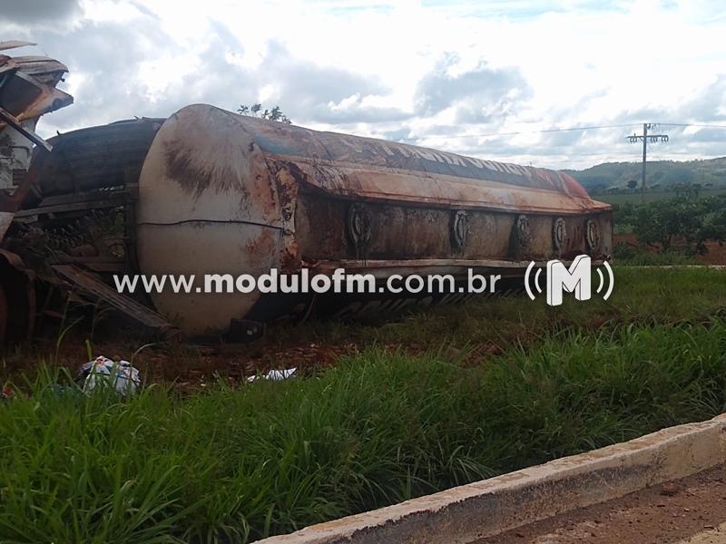 Risco de explosão: Carreta carregada de combustível tomba na BR-352 em Coromandel