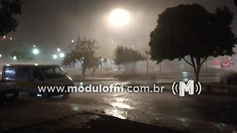 Bombeiros resgatam policiais militares e casal com criança ilhados durante alagamento em Patrocínio