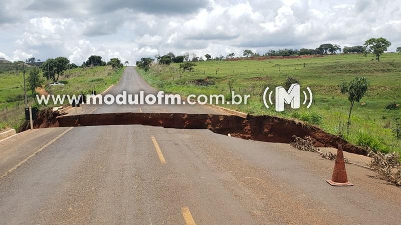 Cratera se abre e interdita MGC-462 entre Patrocínio e BR-365