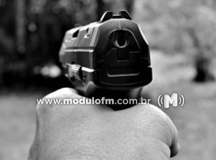 Homem ameaça vítima com arma de fogo para não chamar a polícia
