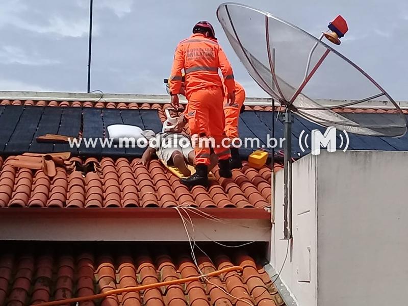 Homem “trava a coluna” e bombeiros fazem resgate pelo...