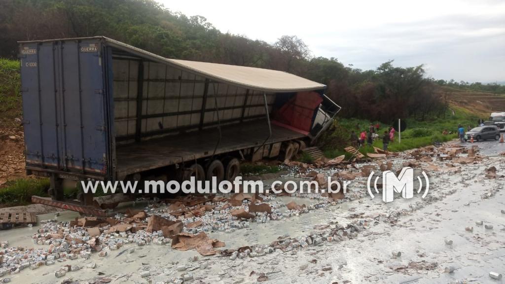 Motorista perde o controle de carreta em curva na BR-146 em Serra do Salitre