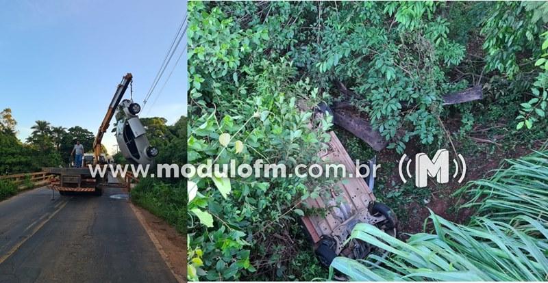 Patrocinense tem suspeita de traumatismo craniano após cair com carro em ponte em Abadia dos Dourados