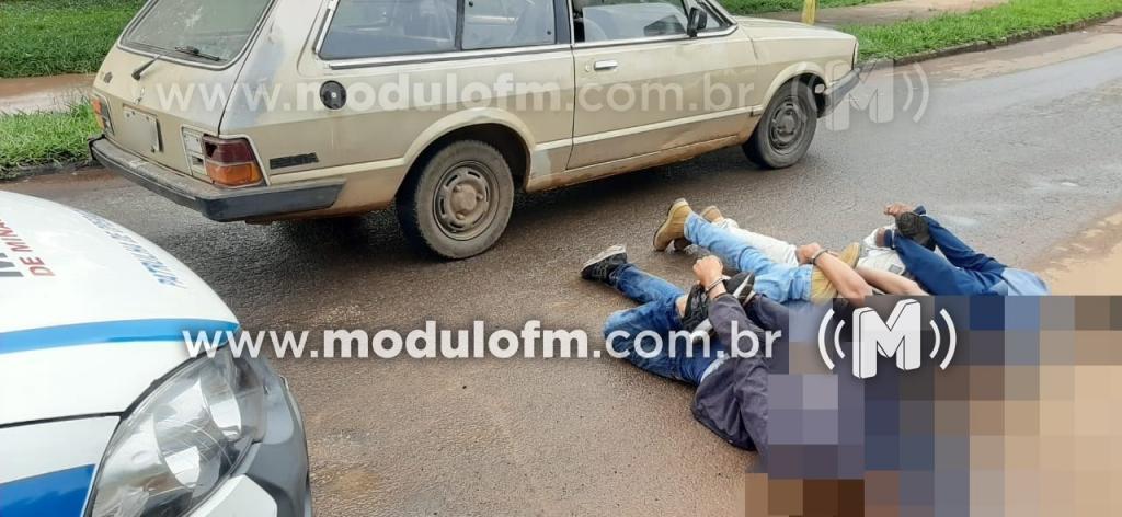 Três são detidos com carro furtado após perseguição policial