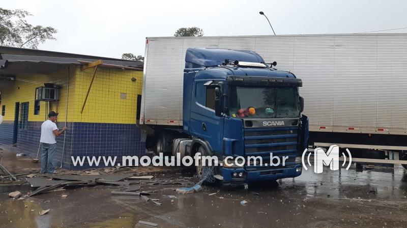 Carreta invade posto da PRF na BR-365