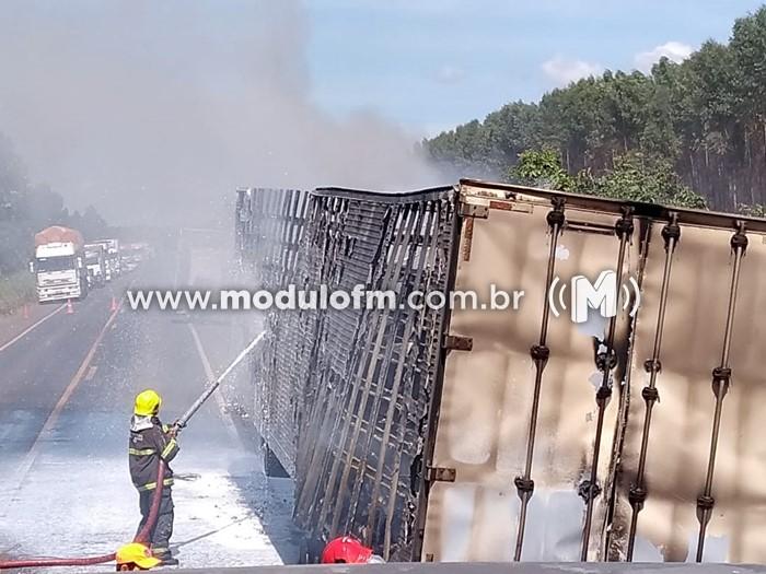 Carreta pega fogo na BR 365 e queima toda carga