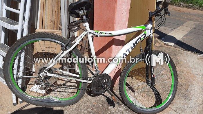 Corpo de bombeiros atende colisão entre carro e bicicleta