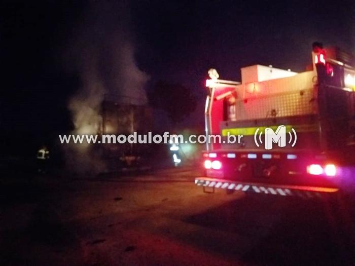 Corpo de Bombeiros combatem a mais um incêndio em carreta