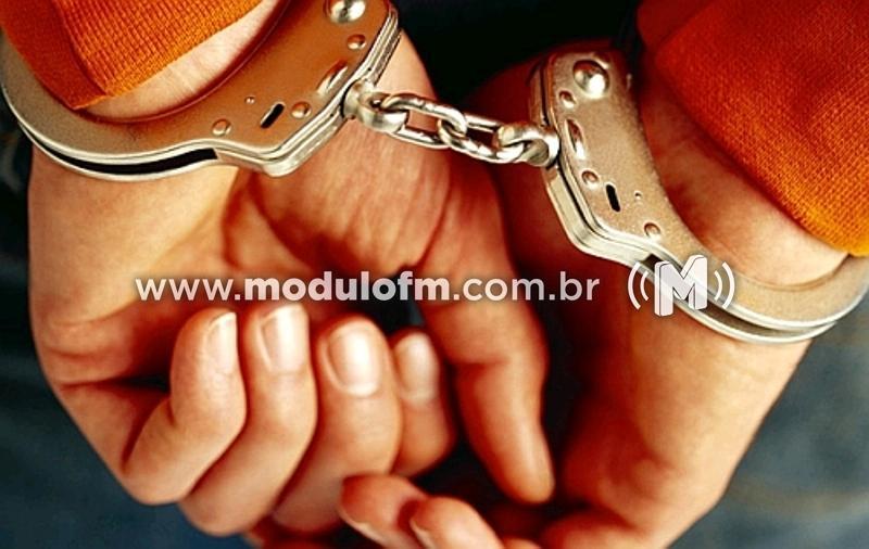 Homem é preso suspeito de furtar arma e R$ 4 mil de residência